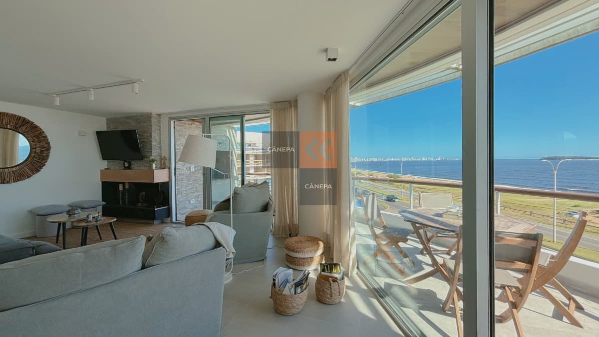 Departamento en primera línea de Playa Mansa