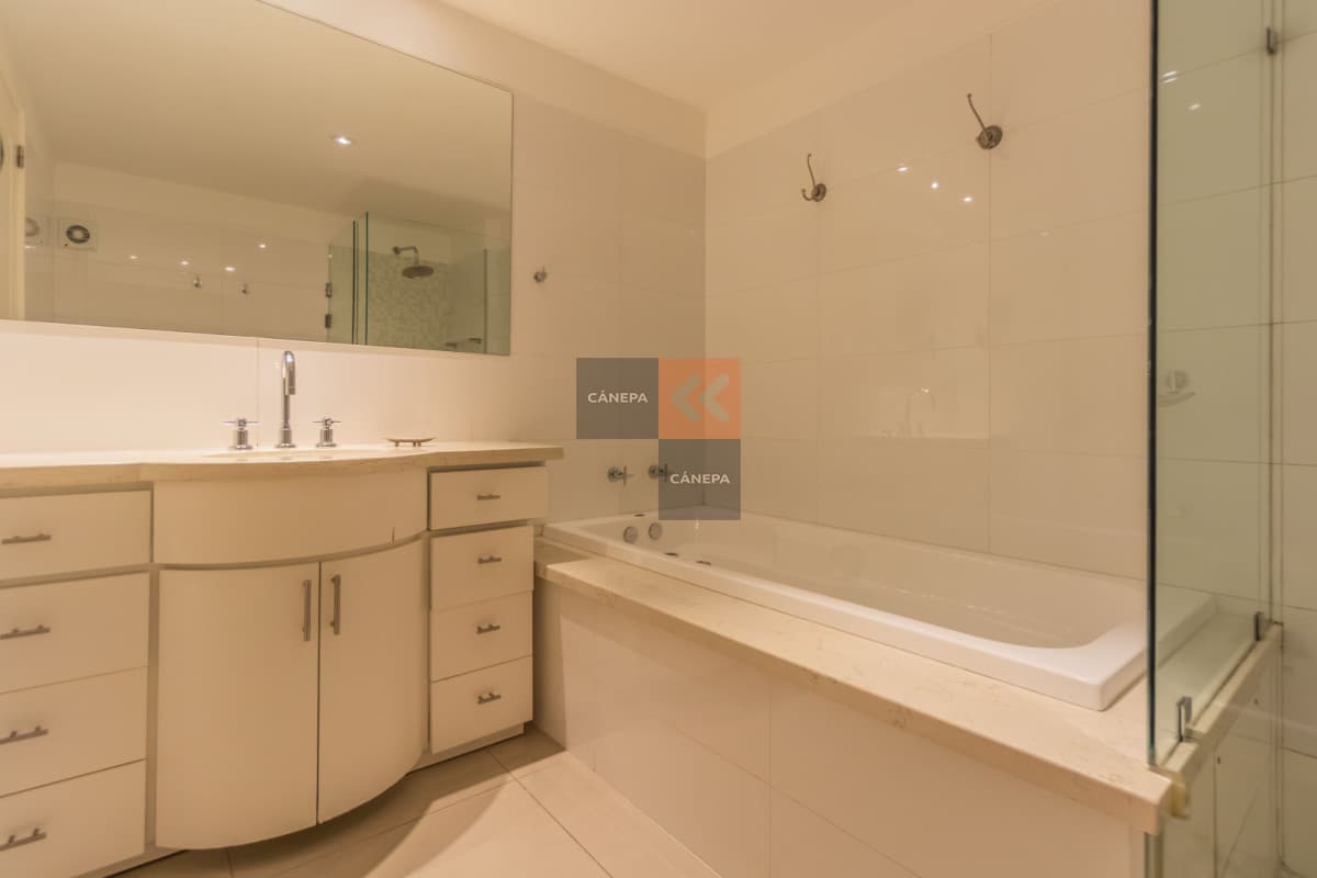 Departamento en venta de 3 suites frente a Playa Brava, con vista franca al mar