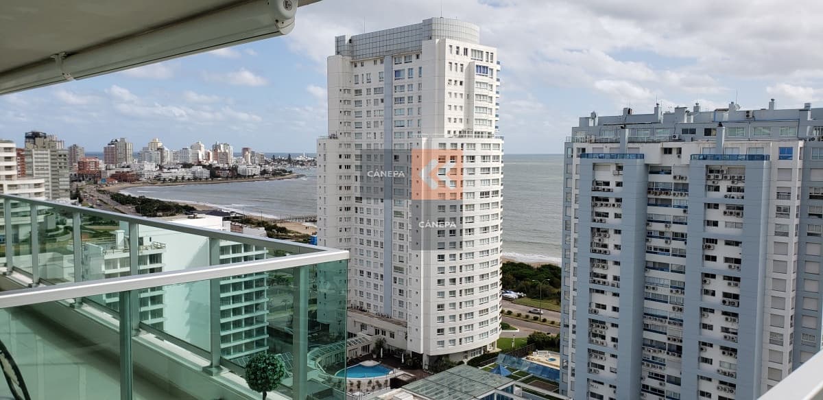 Muy buena vista, con excelente terraza con vsita al mar