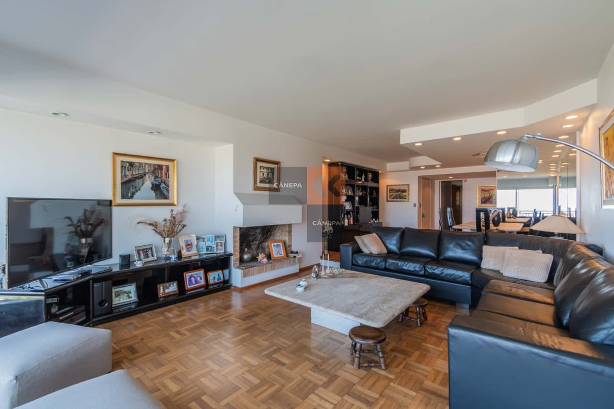 Venta apartamento de 3 dormitorios + servicio en Buceo