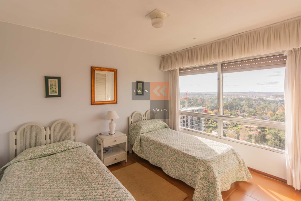 Apartamento sobre Roosevelt en piso alto Punta del Este