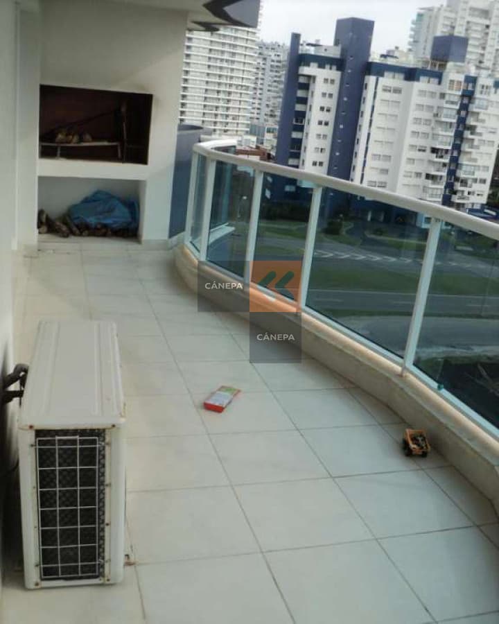 A 2 cuadras de la playa mansa, muy buena ubicacion y muy iluminado. Terraza con parrillero propio