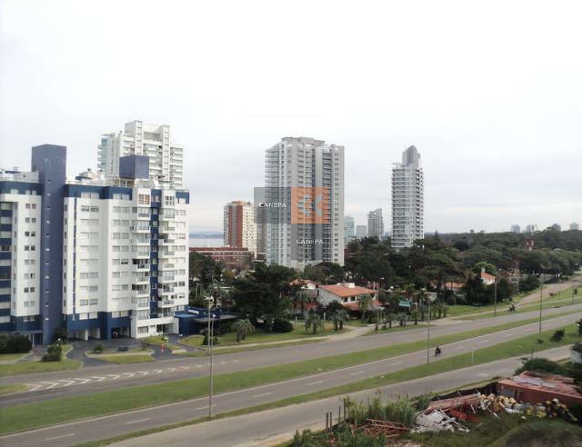 A 2 cuadras de la playa mansa, muy buena ubicacion y muy iluminado. Terraza con parrillero propio