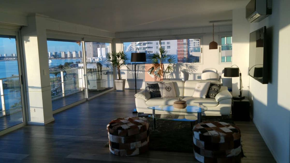 Frente al puerto, apartamento muy grande y amplio,