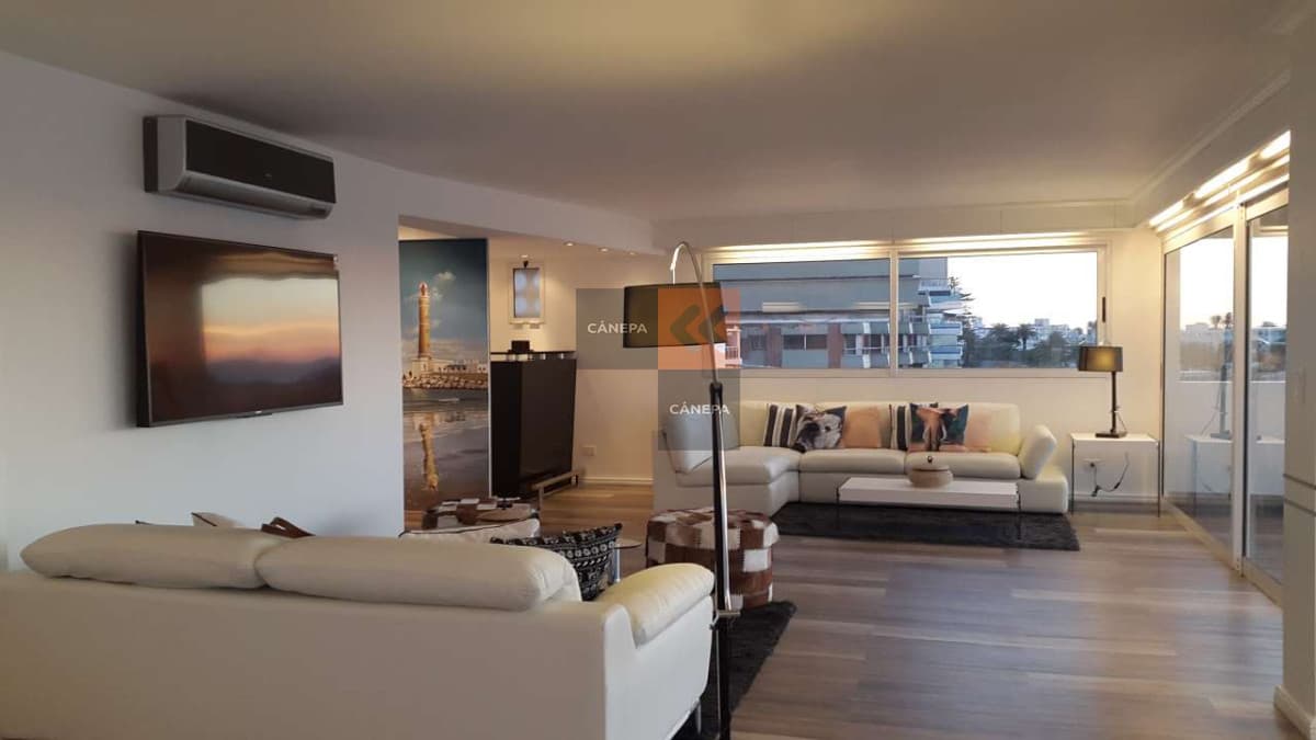 Frente al puerto, apartamento muy grande y amplio,