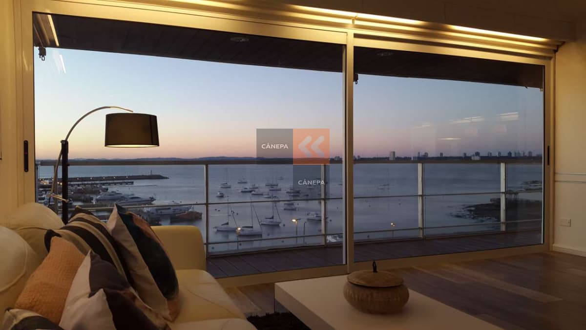 Frente al puerto, apartamento muy grande y amplio,