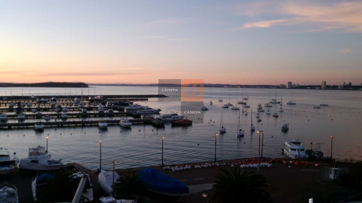 Frente al puerto, apartamento muy grande y amplio,