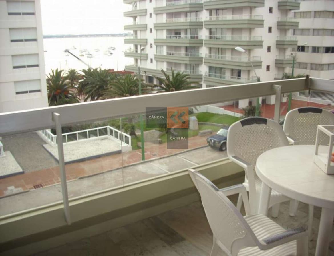 Precioso apartamento con vista al puerto de Punta del Este, ubicado en La Peninsula.