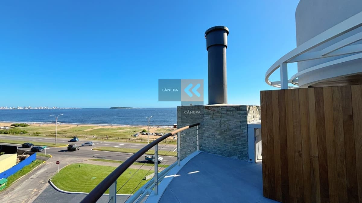 Departamento en primera línea de Playa Mansa, estufa a leña y parrillero propio