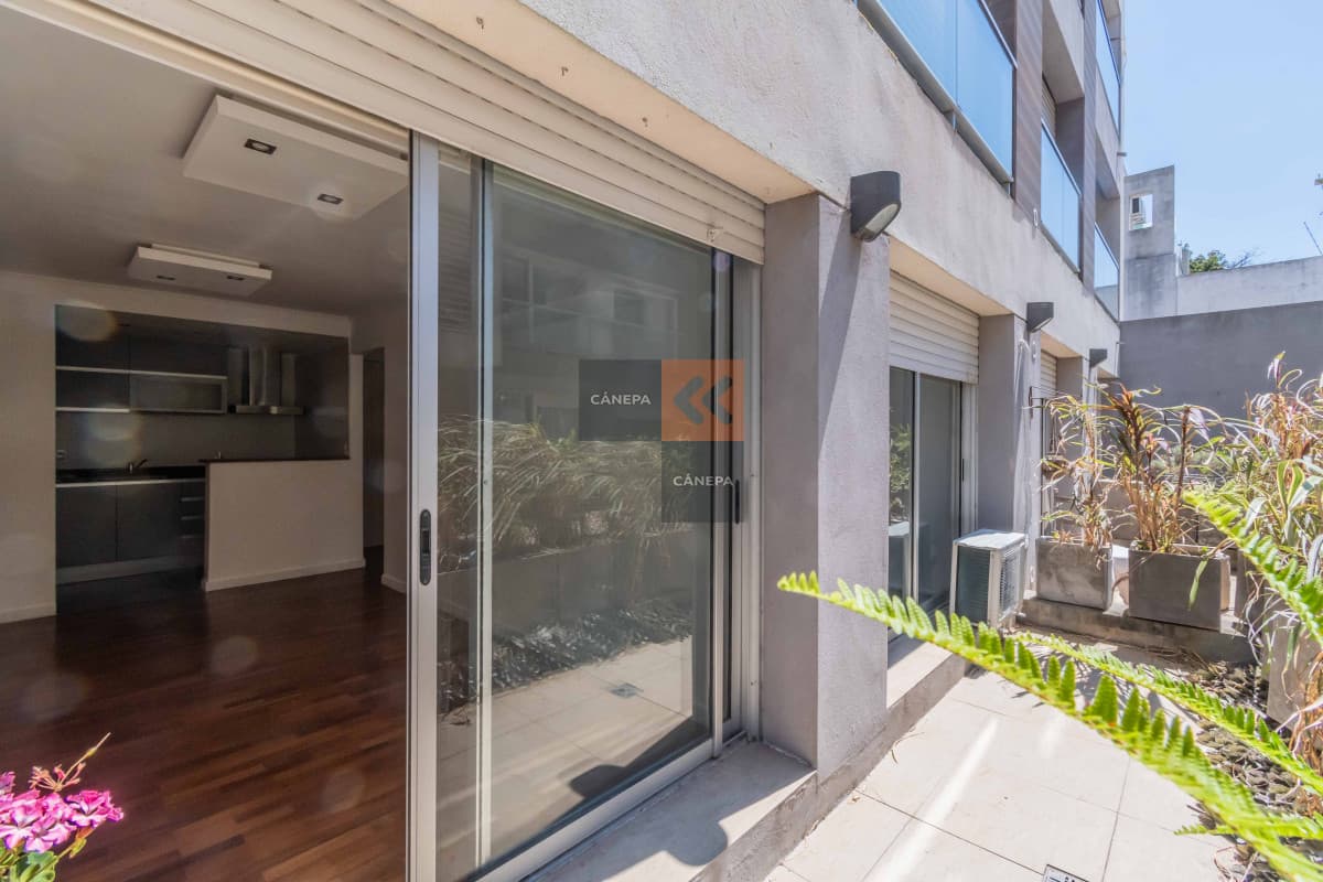 Venta con renta apartamento de 1 dormitorio con jardín en Punta Carretas