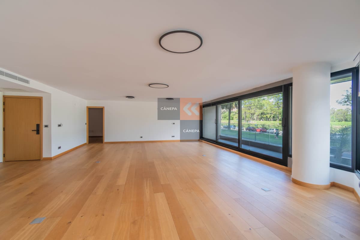 Venta apartamento de 3 dormitorios en Golf con patio + parrillero propio