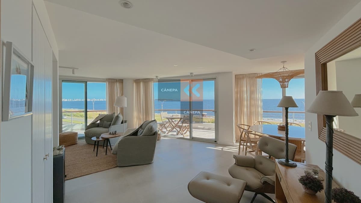 Departamento en primera línea de Playa Mansa