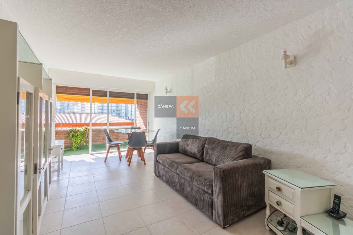 Apartamento de dos dormitorios en venta con vista al mar