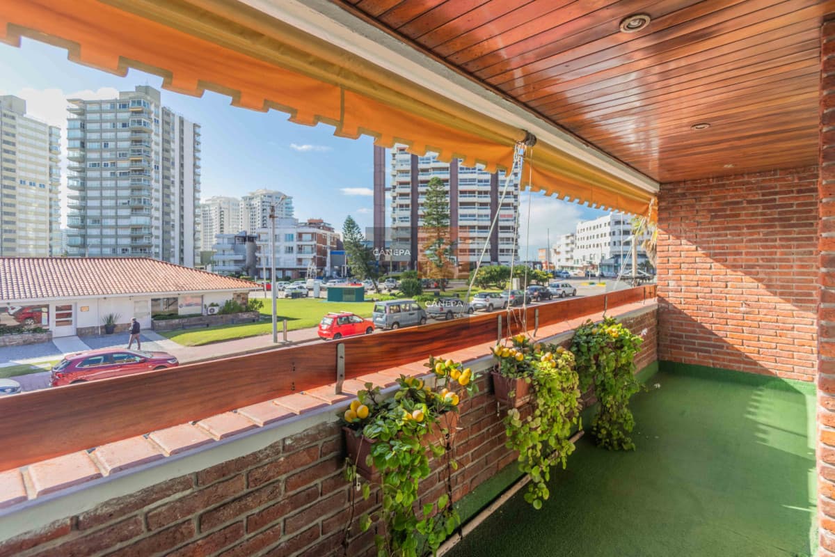 Apartamento de dos dormitorios en venta con vista al mar