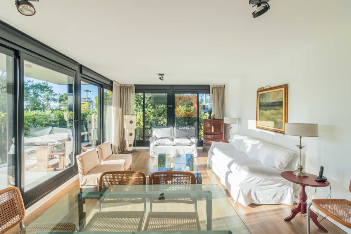 Venta apartamento de 2 dormitorios en Jardines de Carrasco + jardín con parrillero