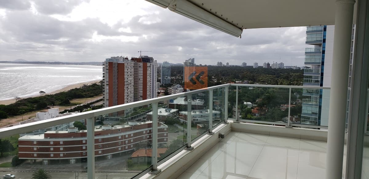 Muy buena vista, con excelente terraza con vsita al mar