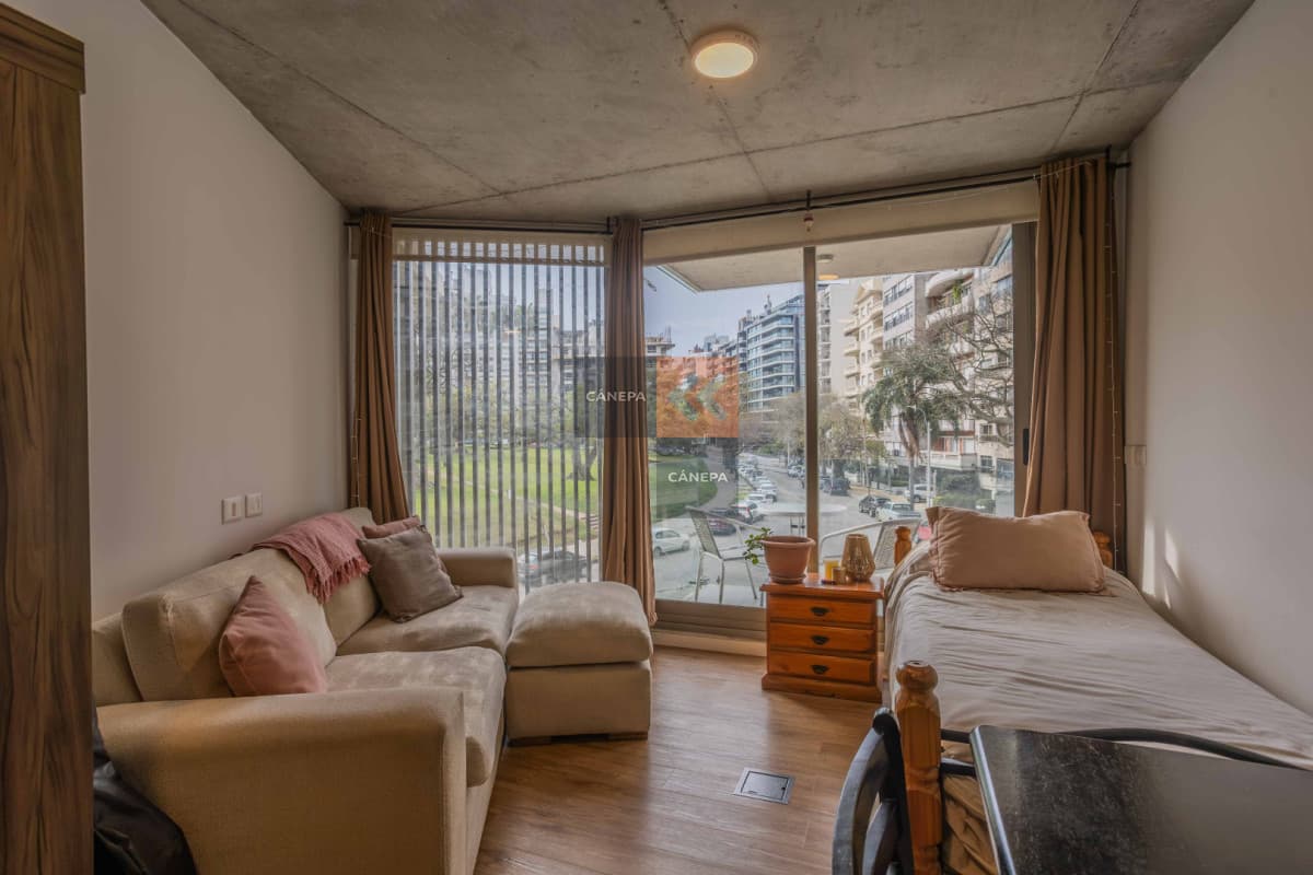Venta con renta monoambiente con vista a la rambla de Punta Carretas