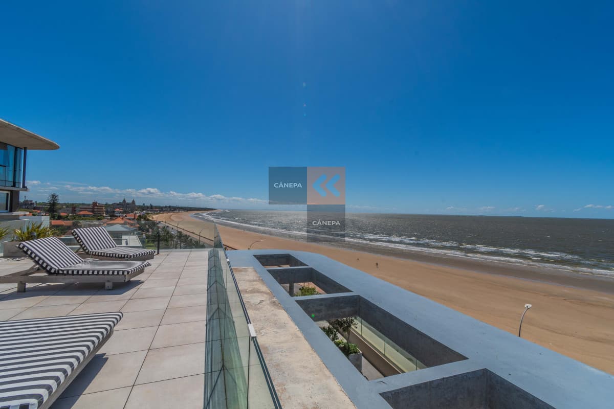 Apartamento de 3 dormitorios en Carrasco sobre rambla