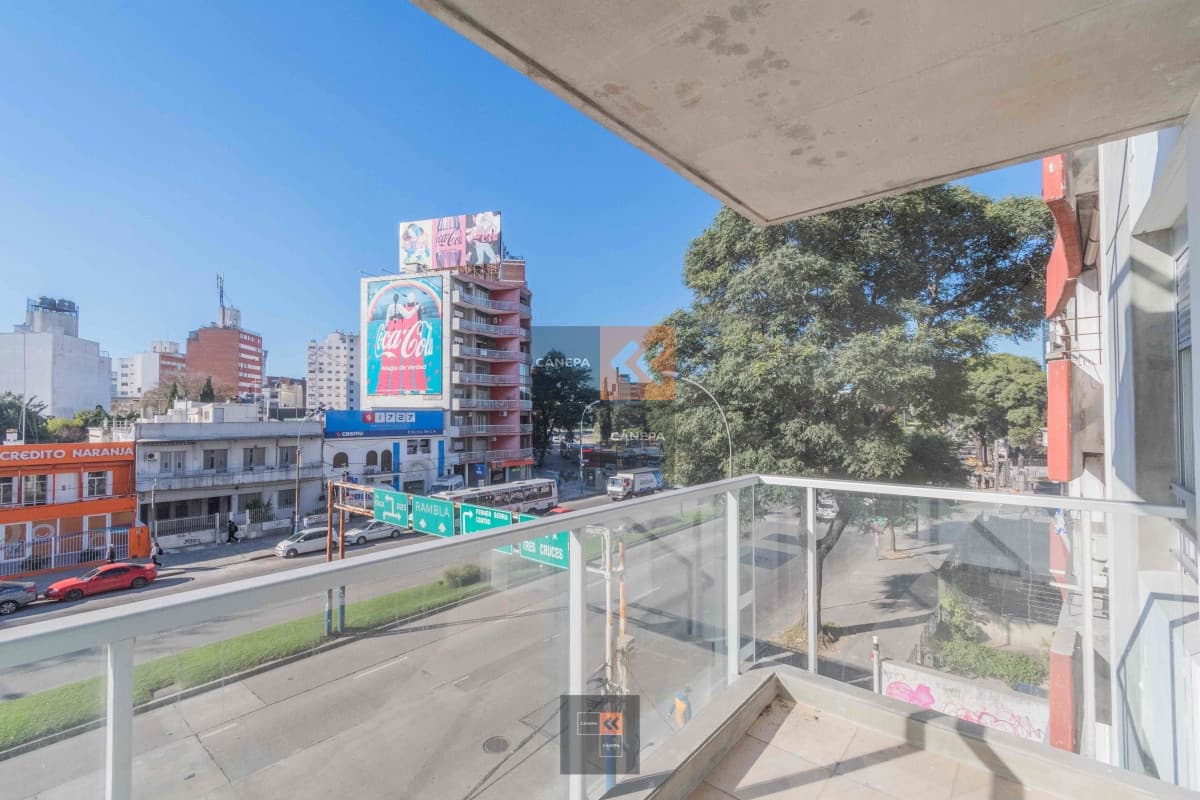 Edificio de viviendas de 1 y 2 dormitorios con patio verde.