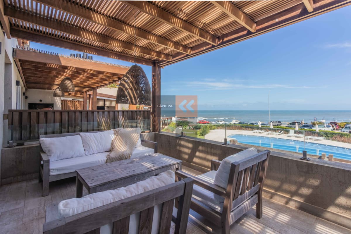 Departamento de 3 suites es venta con parrillero propio en Manantiales