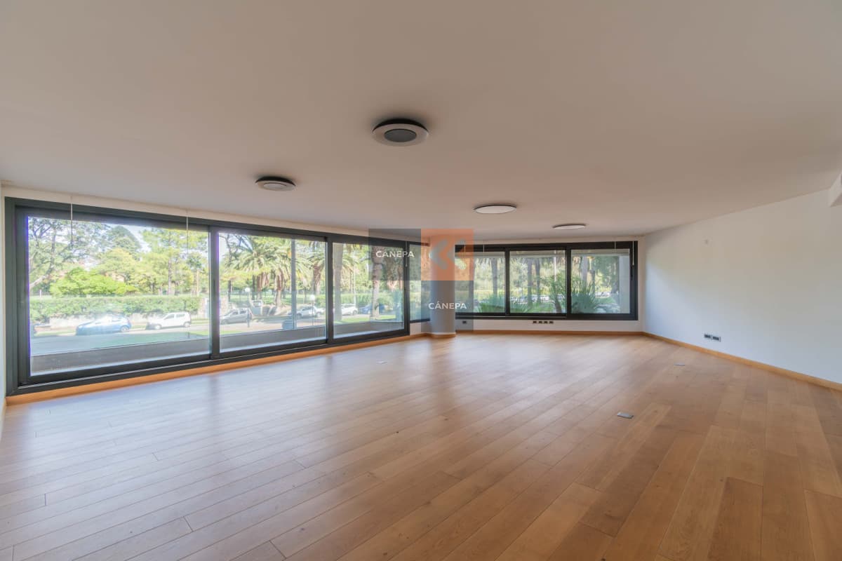 Venta apartamento de 3 dormitorios en Golf con patio + parrillero propio