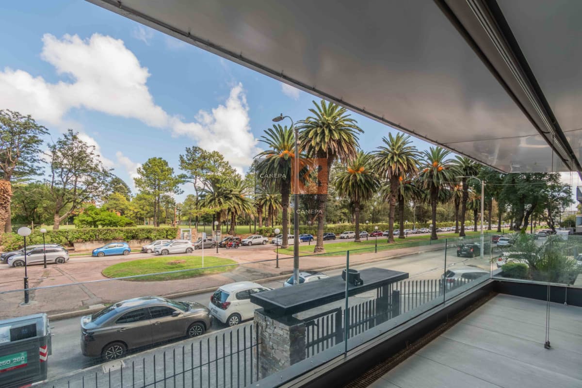 Venta apartamento de 3 dormitorios en Golf con patio + parrillero propio