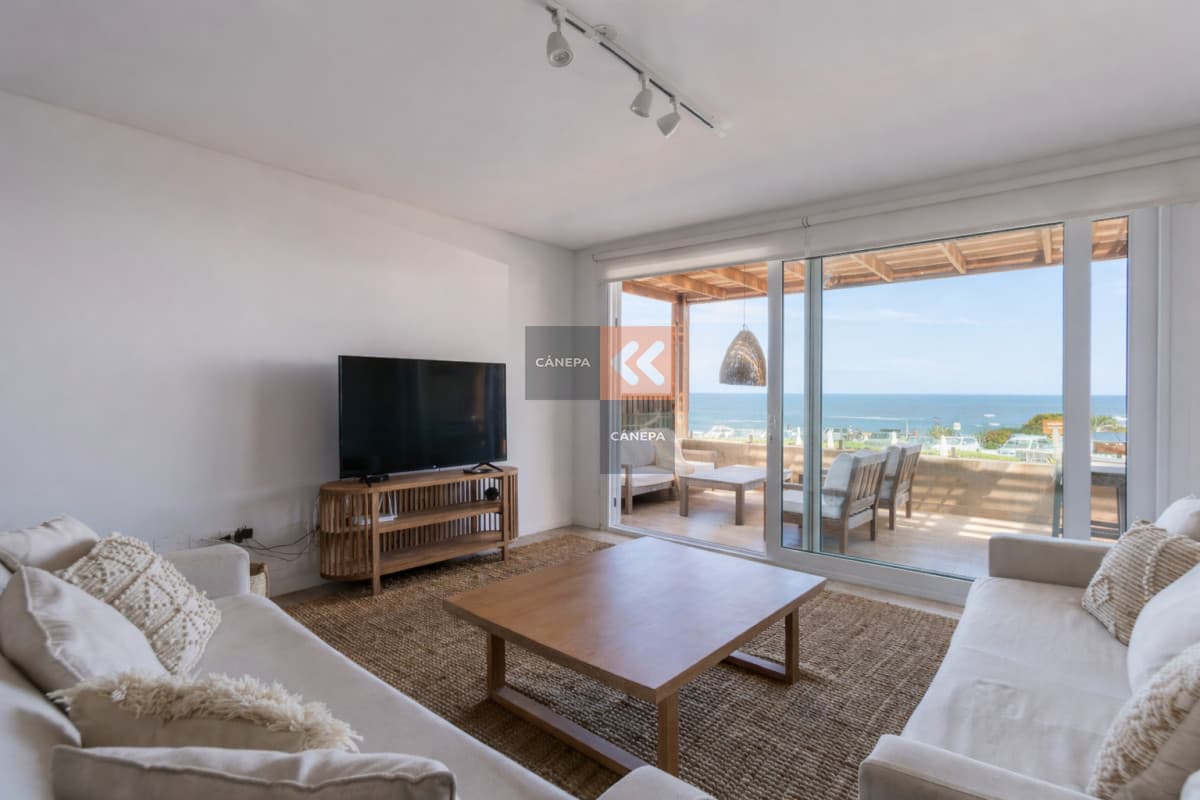 Departamento de 3 suites es venta con parrillero propio en Manantiales
