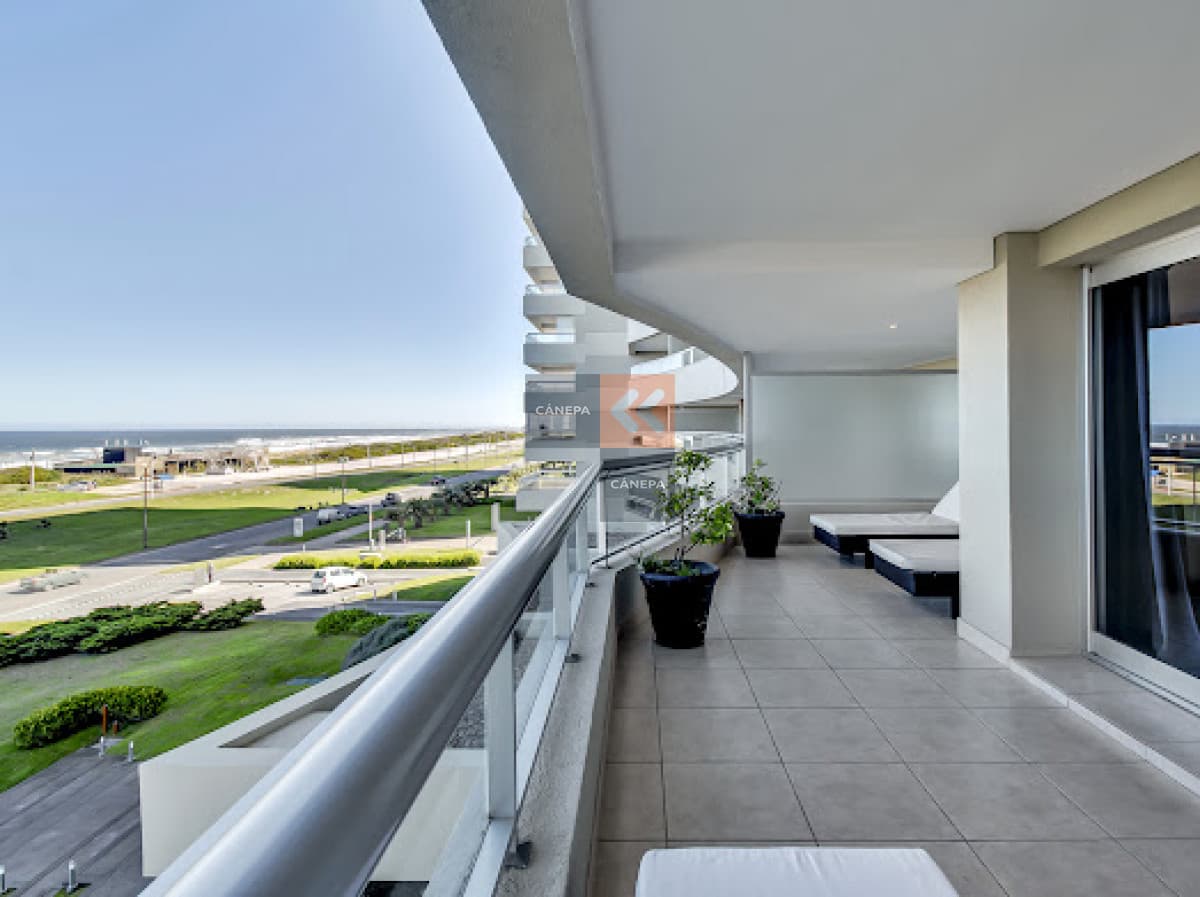 Edificio de categoria con todos los servicios sobre la brava