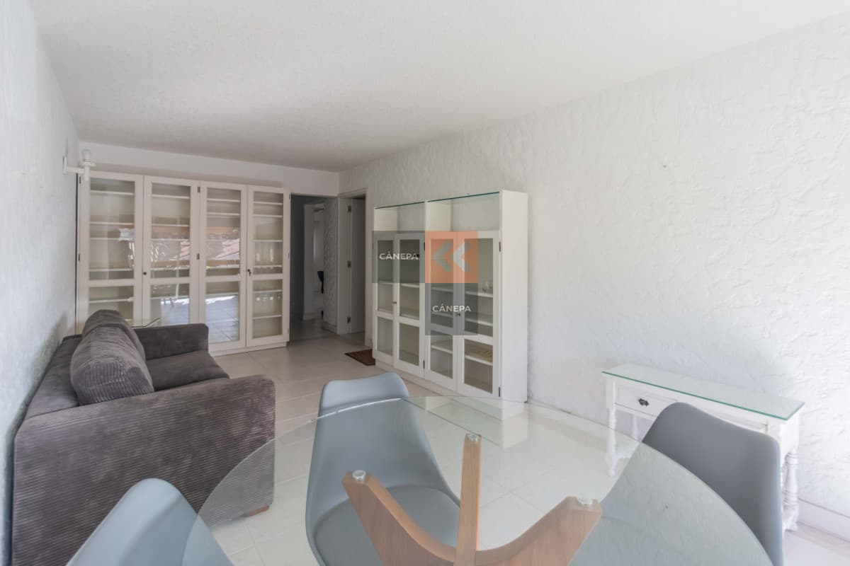 Apartamento de dos dormitorios en venta con vista al mar