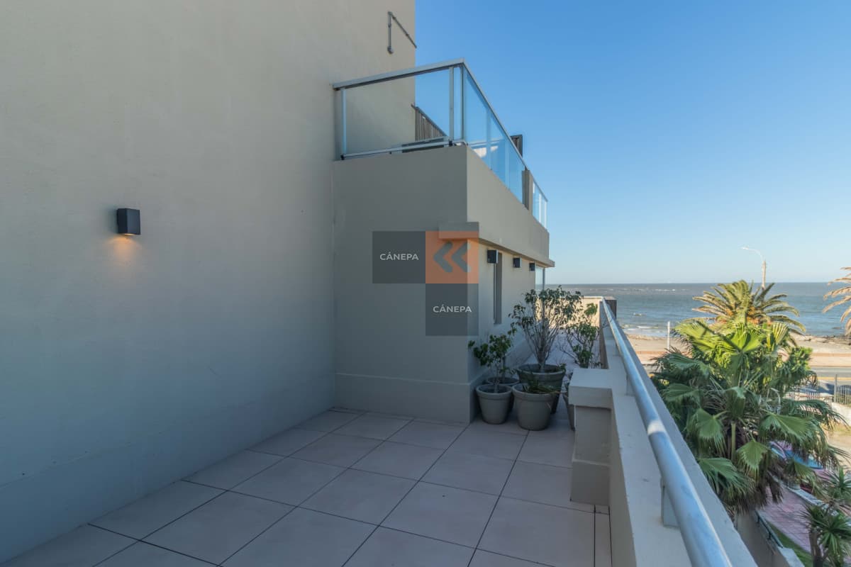 Venta con renta de apartamento de 1 dormitorio en Carrasco Sur