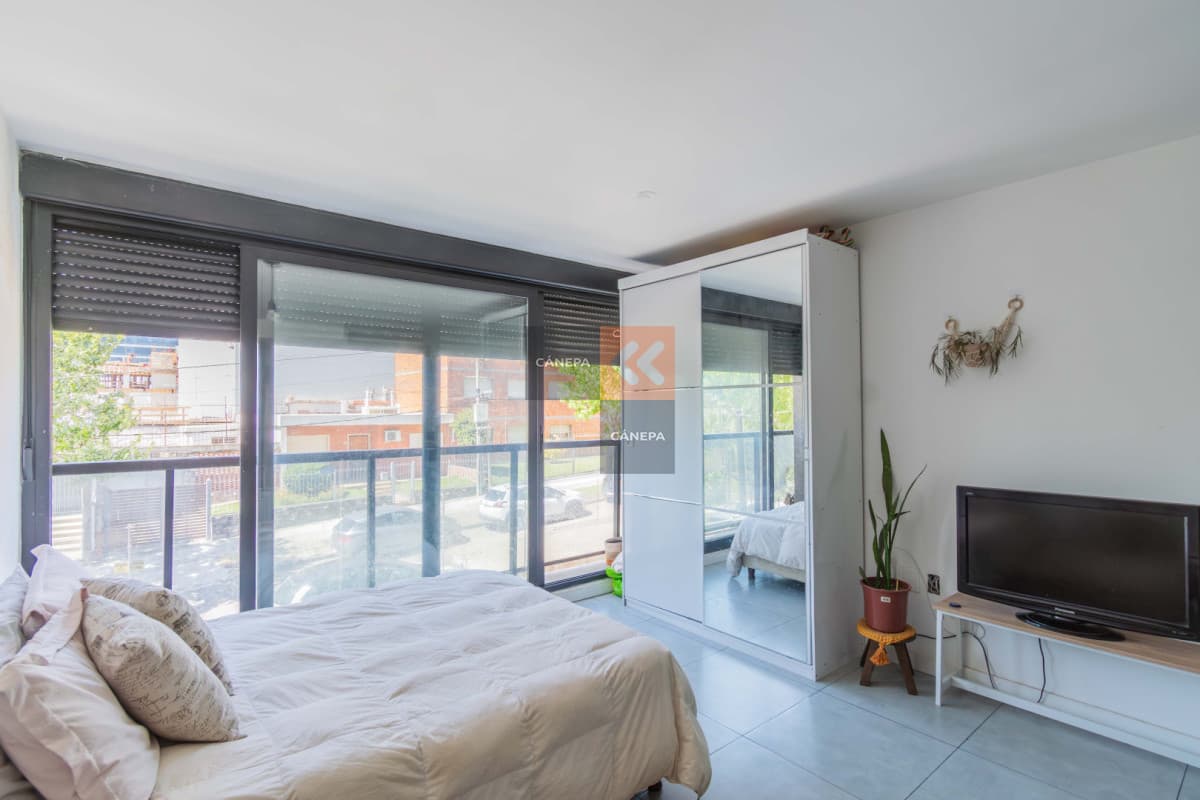 Venta con renta monoambiente en Buceo