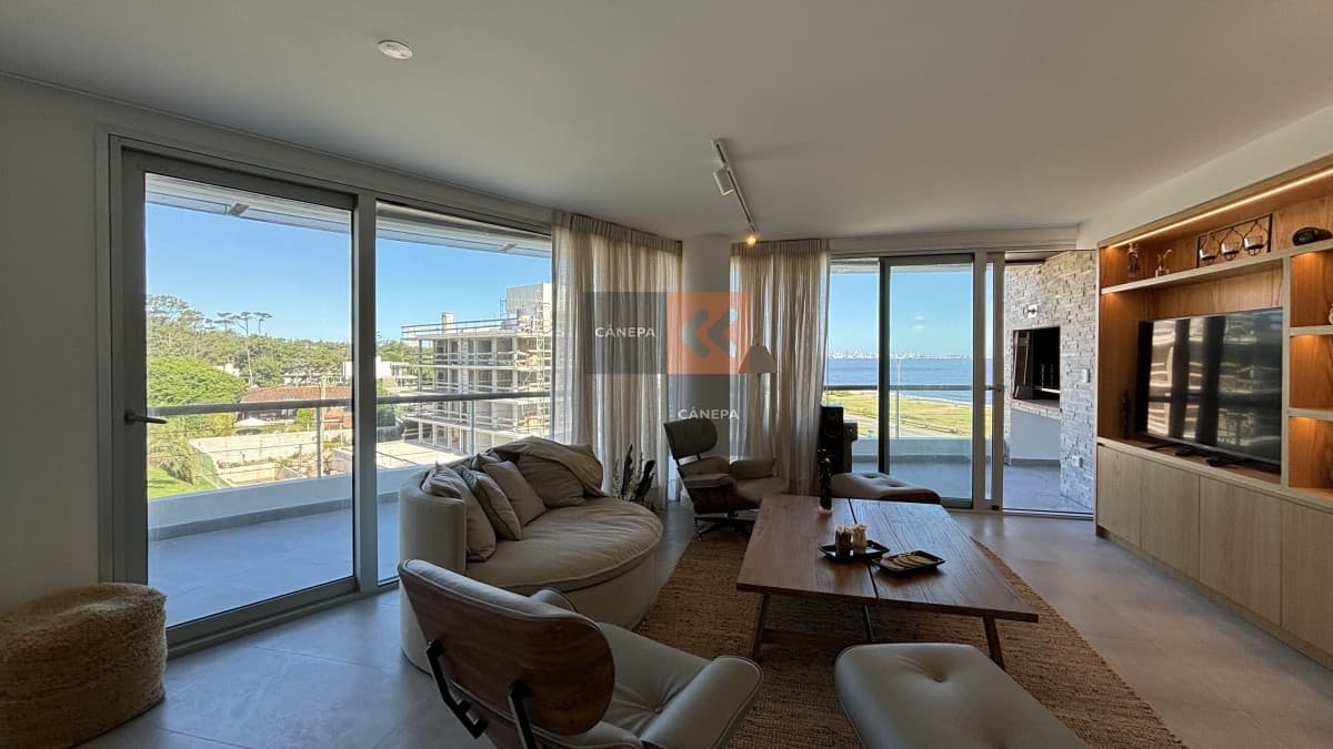 Departamento en primera línea de Playa Mansa, estufa a leña y parrillero propio