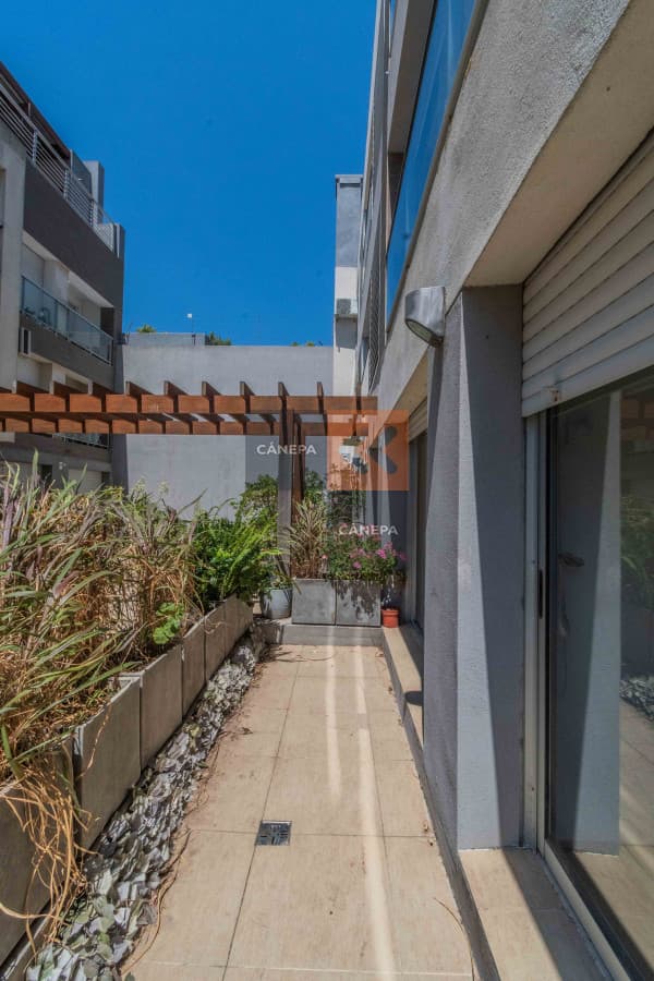 Venta con renta apartamento de 1 dormitorio con jardín en Punta Carretas