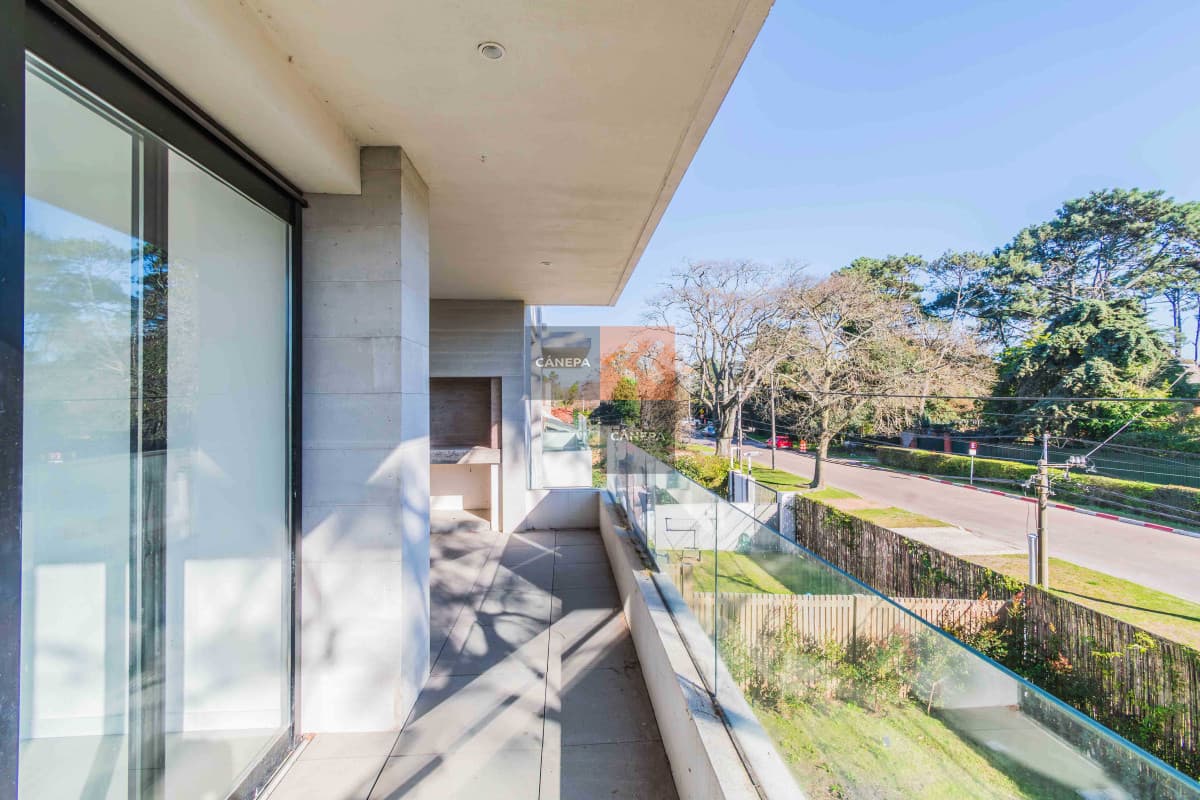 Venta apartamento de 3 dormitorios en Carrasco Norte con terraza con parrillero