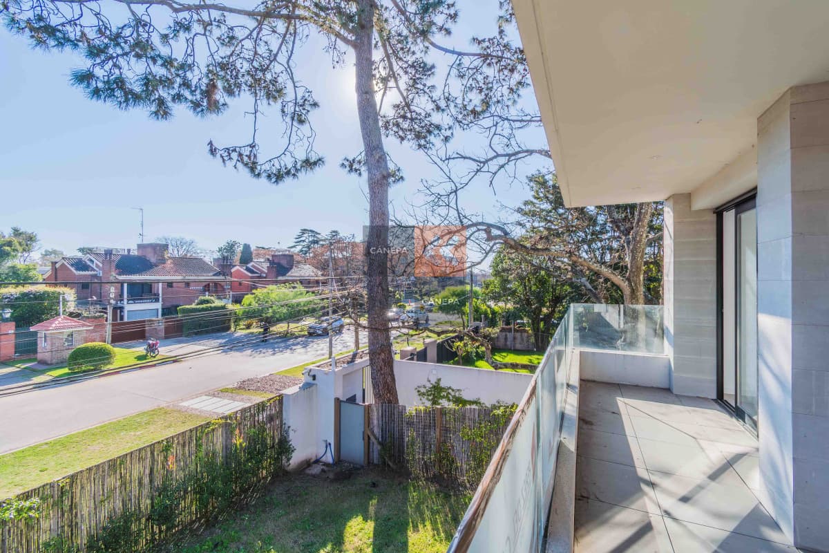 Venta apartamento de 3 dormitorios en Carrasco Norte con terraza con parrillero