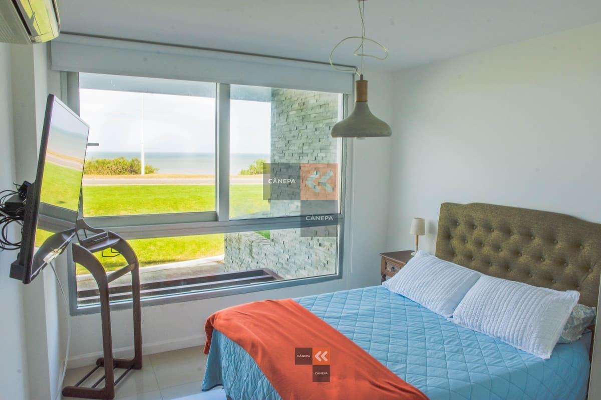 Frente a playa mansa, espectacular vista, desde el living comedor y los 3 dormitorios .