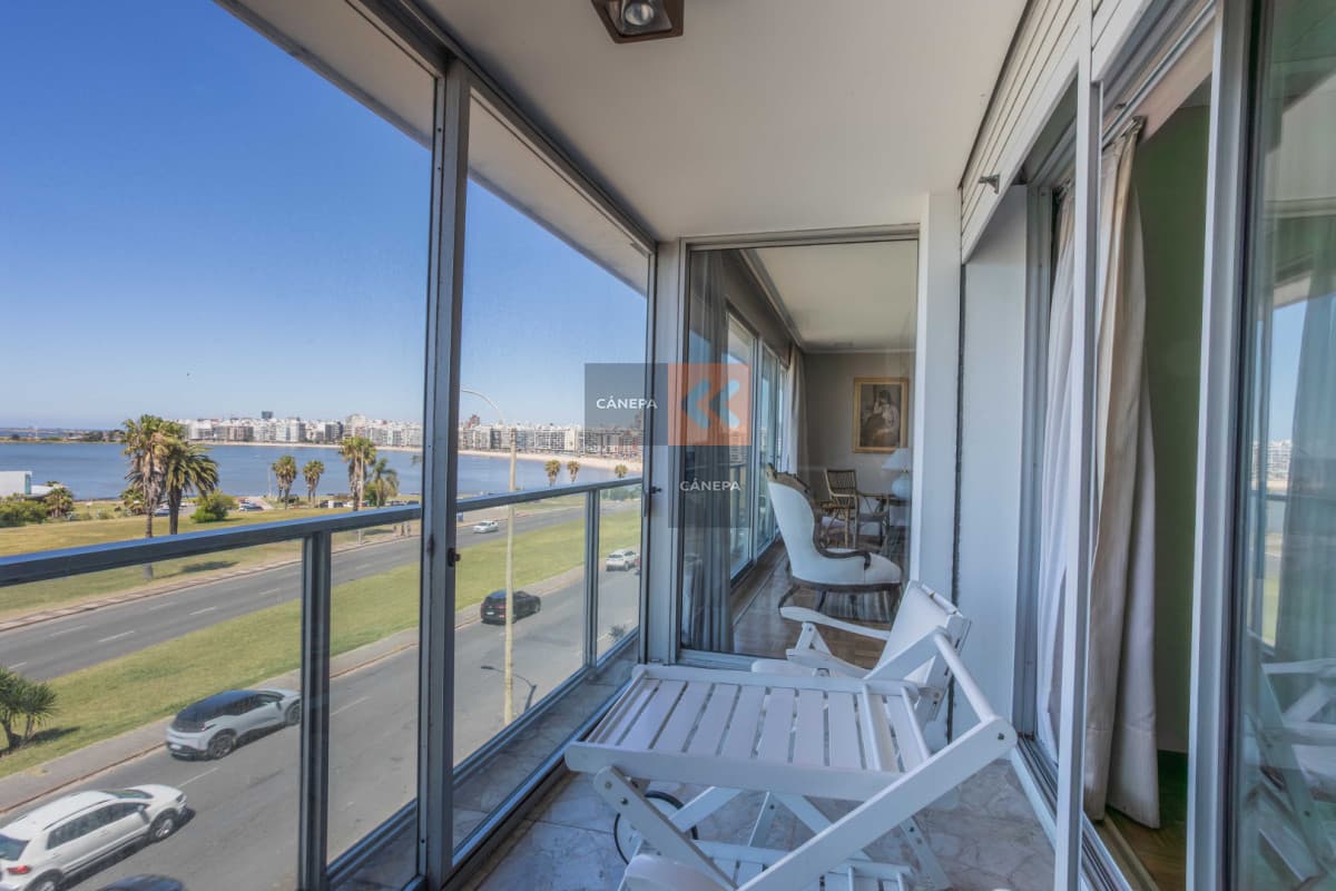 Venta apartamento de 3 dormitorios frente a las rambla de Pocitos