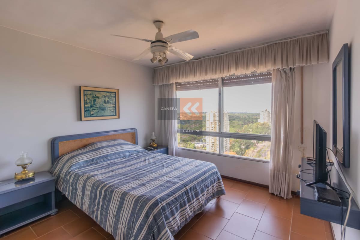 Apartamento sobre Roosevelt en piso alto Punta del Este