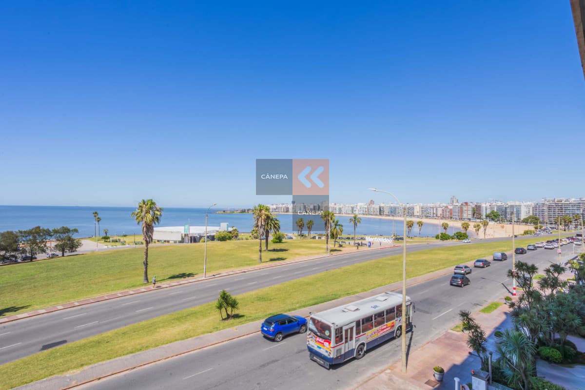 Venta apartamento de 3 dormitorios frente a las rambla de Pocitos