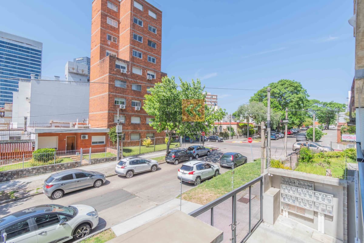 Venta con renta monoambiente en Buceo