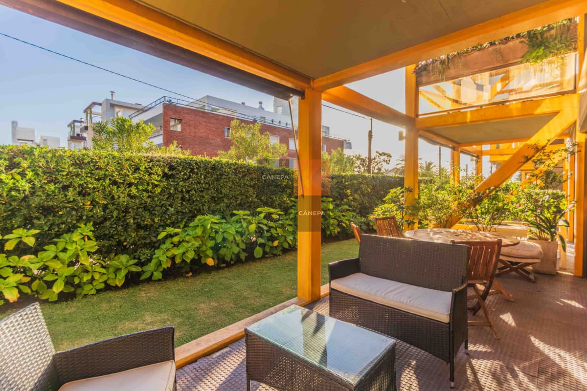 Departamento estilo casa de 3 dormitorios en Península
