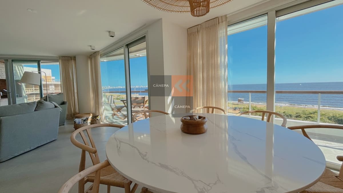 Departamento en primera línea de Playa Mansa