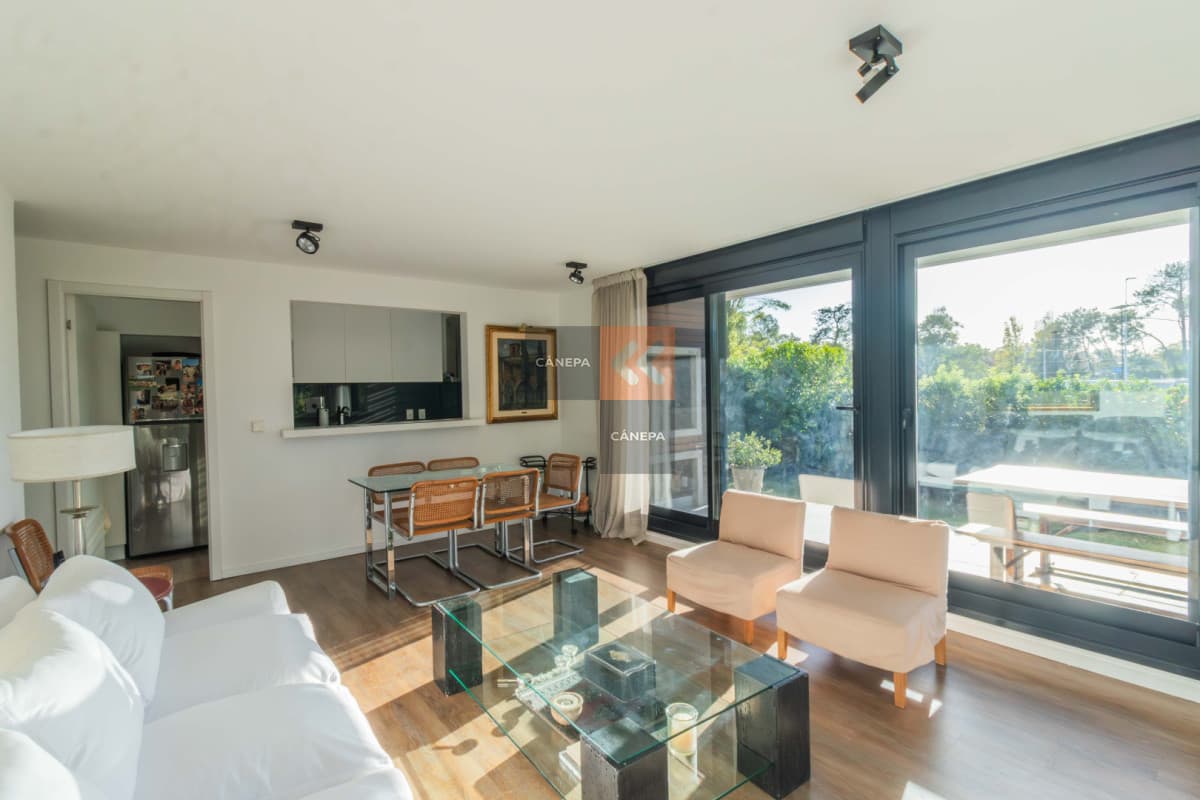 Venta apartamento de 2 dormitorios en Jardines de Carrasco + jardín con parrillero