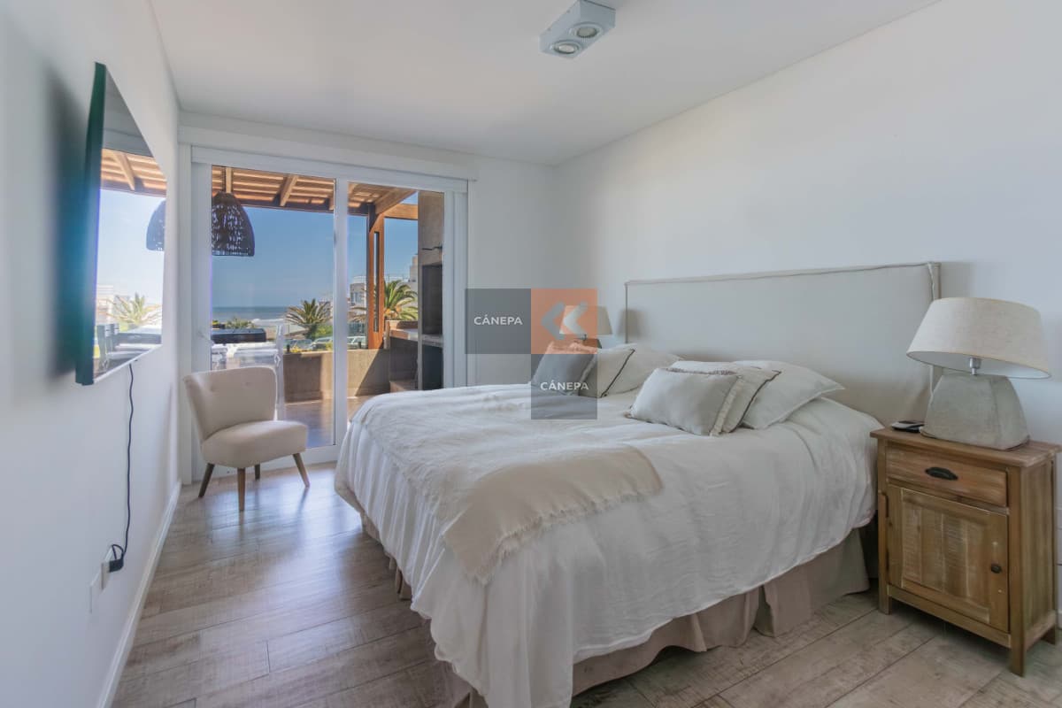 Departamento de 3 suites es venta con parrillero propio en Manantiales