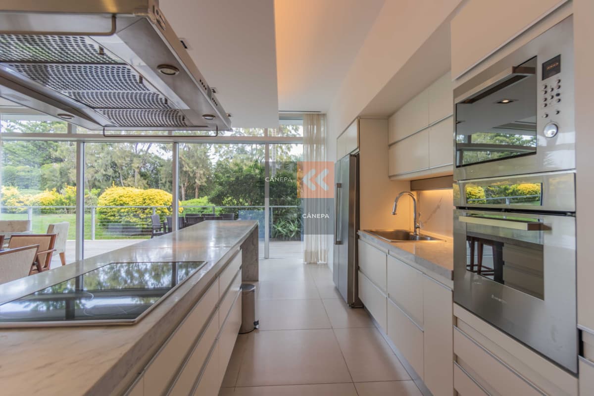 Apartamento en venta de excelente categoría en zona Brava