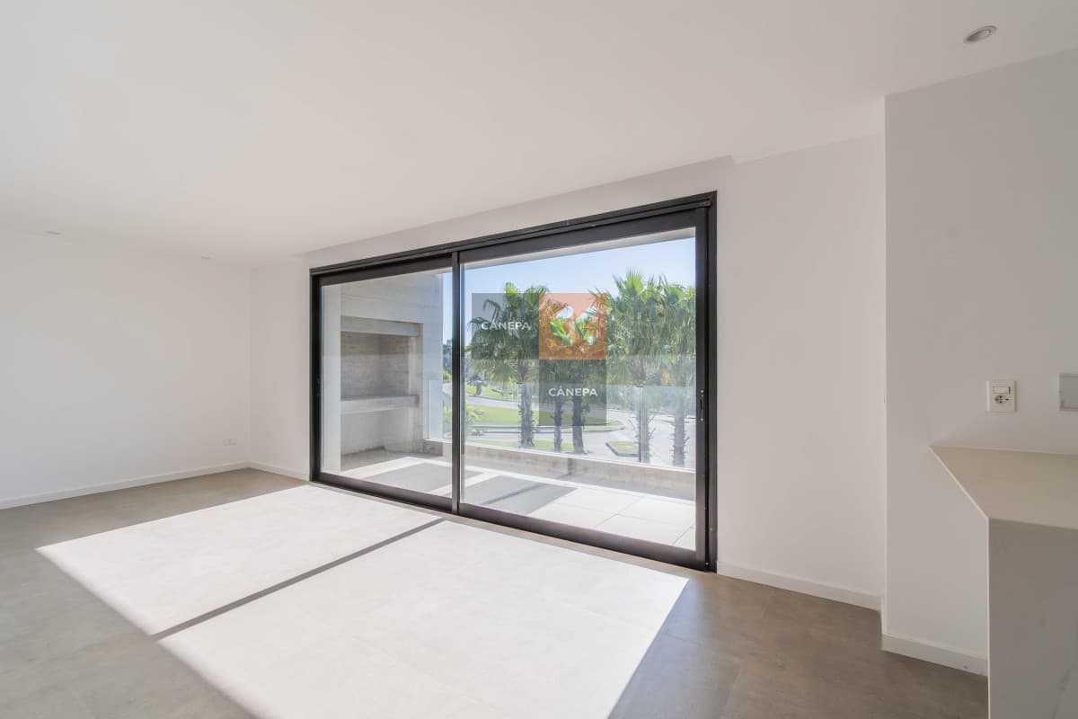 Venta apartamento de 2 dormitorios en Jardines de Carrasco con terraza con parrillero