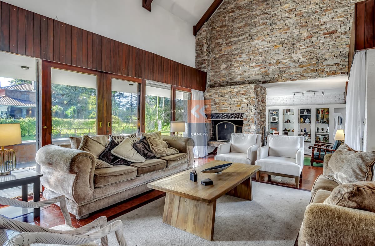 Gran y espectacular casa a la venta en zona Cantegril, muy completa para poder aprovecharla al máximo.