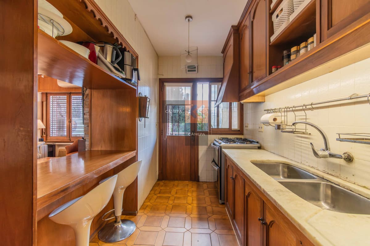 Venta casa de 5 dormitorios en Malvín con jardín con piscina y barbacoa
