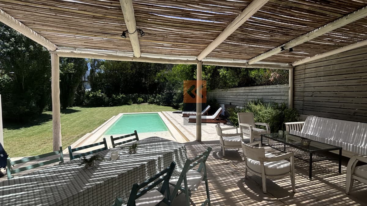 Casa en Venta en zona Punta Piedras