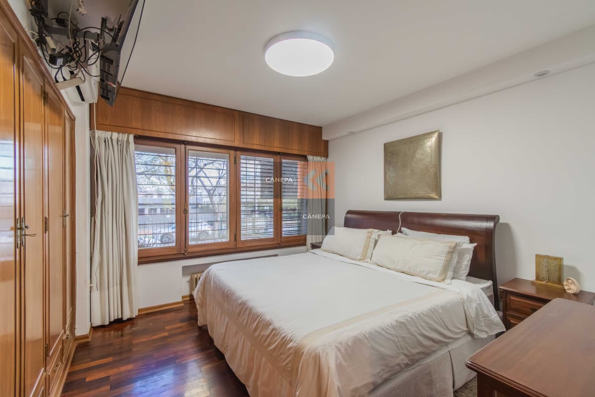 Venta casa de 5 dormitorios en Malvín con jardín con piscina y barbacoa